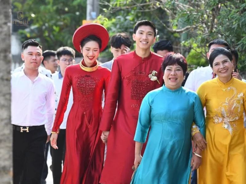 mẹ cô dâu có được đi đưa dâu không