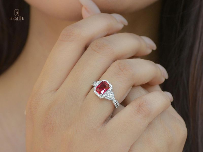 nữ đeo nhẫn ngón áp út tay phải